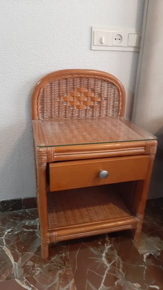 Mesitas de noche de mimbre y cristal