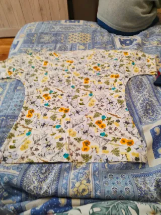 T-shirt bianca a fiori