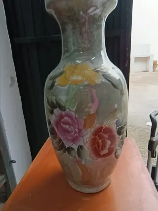 Jarrón de porcelana vintage con flores