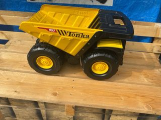 Camión Volquete Tonka Amarillo