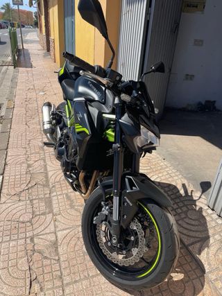 Kawasaki Z900 Naked Negra y Verde