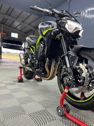 Kawasaki Z900 Naked Negra y Verde