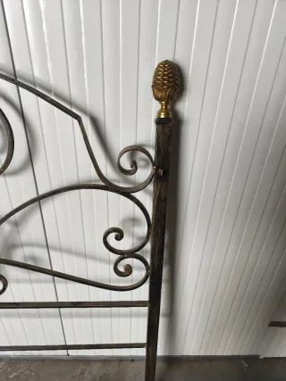 Cabecero de forja negro y dorado