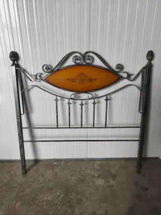 Cabecero de forja negro y dorado