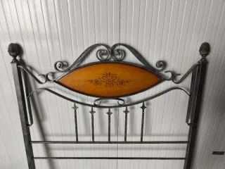 Cabecero de forja negro y dorado