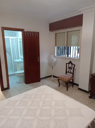 Habitación pareja con baño privado.
