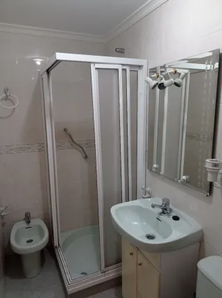 Habitación pareja con baño privado.