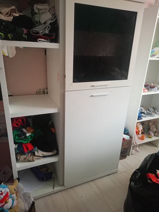 Mueble blanco de madera