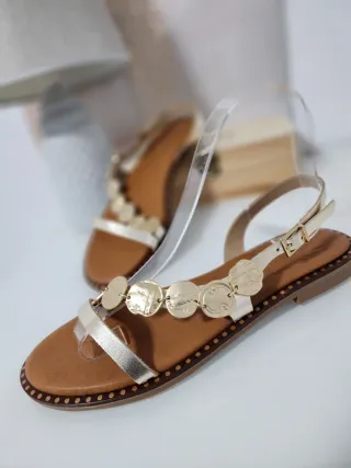 Sandalias de piel doradas