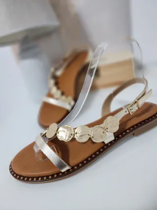 Sandalias de piel doradas