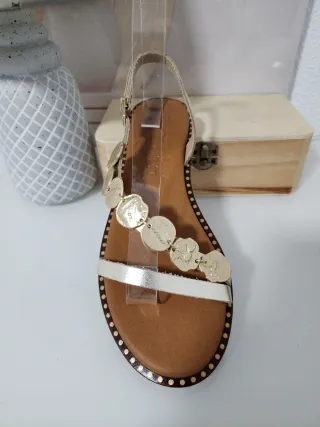 Sandalias de piel doradas