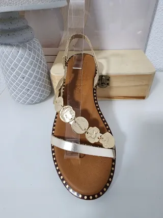 Sandalias de piel doradas