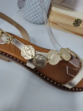 Sandalias de piel doradas
