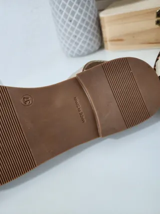 Sandalias de piel doradas