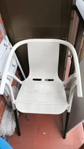 Silla de terraza blanca de plástico