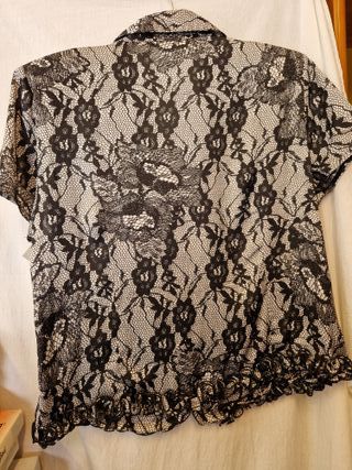 Blusa Esioto encaje negro y blanco