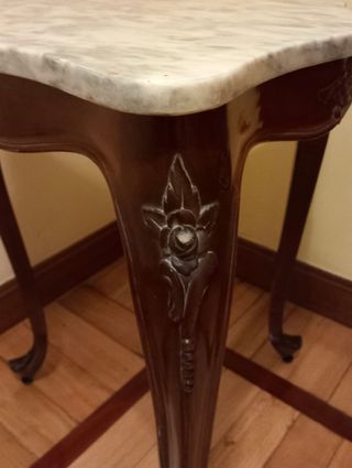 Mesa auxiliar Luis XV mármol y madera