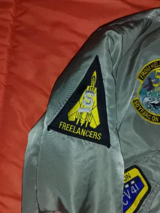 Chaqueta Alpha Industries con parches