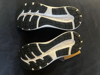 Zapatillas deportivas ASICS negras y naranjas