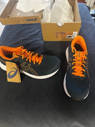 Zapatillas deportivas ASICS negras y naranjas