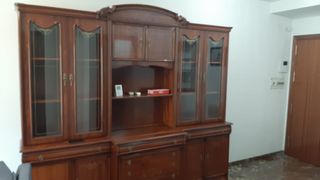 Mueble bar de madera y cristal