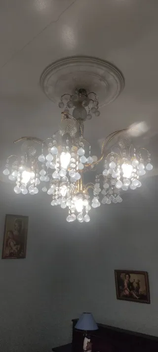 Lámpara araña dorada con lágrimas.