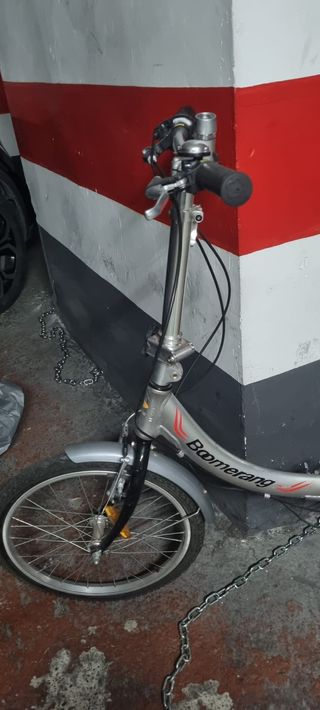 Bicicleta plegable plateada y bici orbea de ciudad