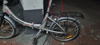 Bicicleta plegable plateada y bici orbea de ciudad