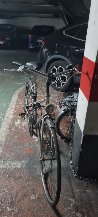 Bicicleta plegable plateada y bici orbea de ciudad