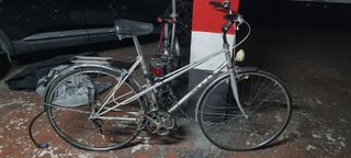 Bicicleta plegable plateada y bici orbea de ciudad