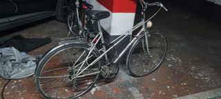 Bicicleta plegable plateada y bici orbea de ciudad