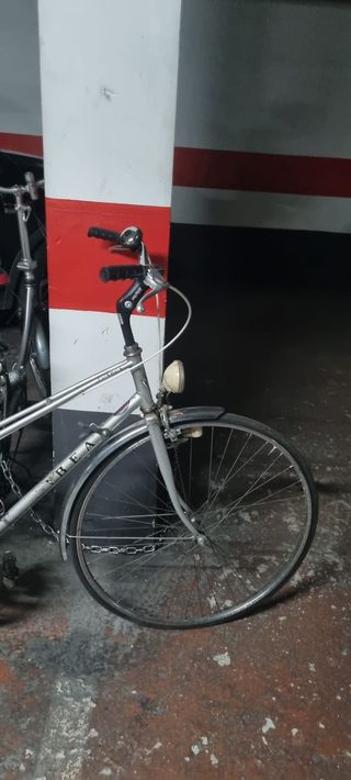 Bicicleta plegable plateada y bici orbea de ciudad