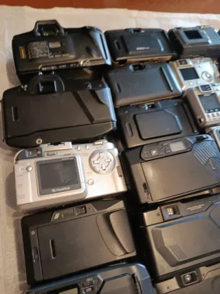 Grande lotto di 38 fotocamere da revisionare o per pezzi