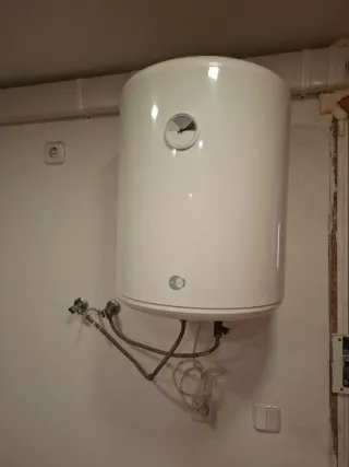 Calentador de agua blanco