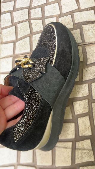 Sapatos pretos sola alta com detalhe dourado