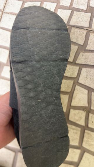 Sapatos pretos sola alta com detalhe dourado