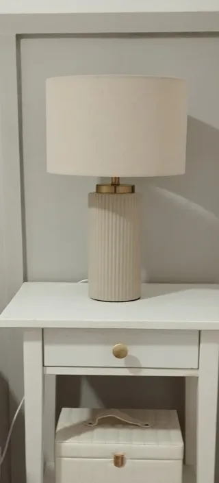 Lámpara de mesa cerámica beige y dorada