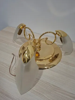 Lámpara de techo dorada 3 tulipas