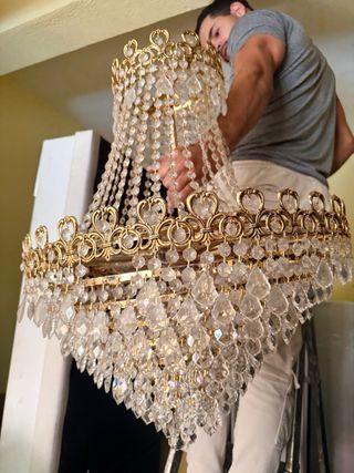 Lámpara de araña dorada con cristales