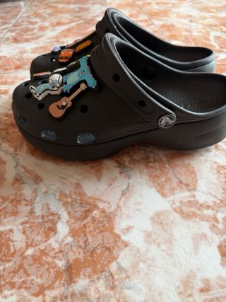 Crocs negros con Jibbitz divertidos