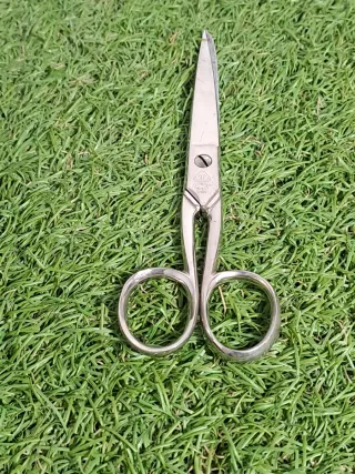 Forbici antiche con tre garofani