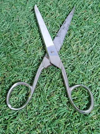 Forbici antiche con tre garofani