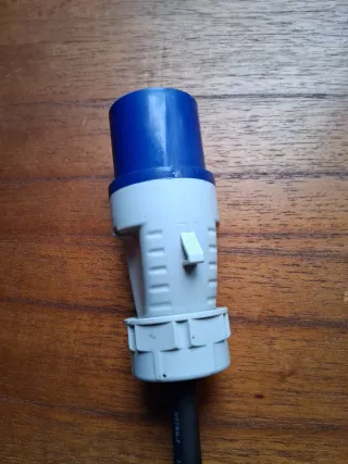 Adaptador CEE a Schuko