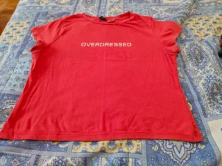 T-shirt rossa con scritta OVERDRESSED