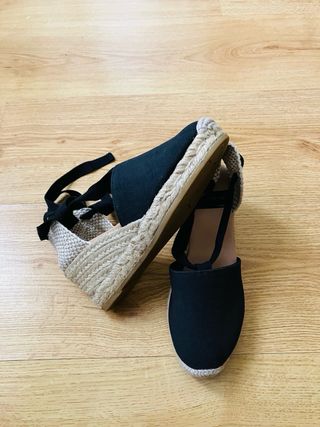 Alpargatas Gaimo Beige y Negras