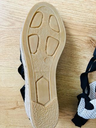 Alpargatas Gaimo Beige y Negras