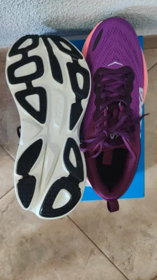 Zapatillas Hoka Moradas y Rosas