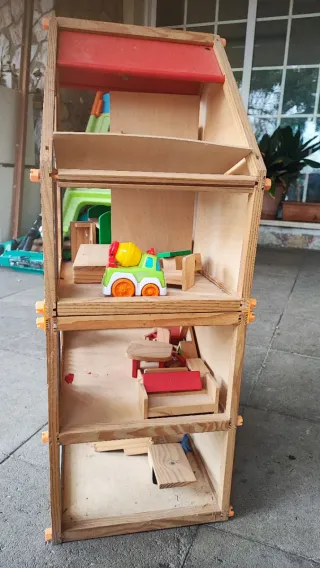 Casa de muñecas de madera