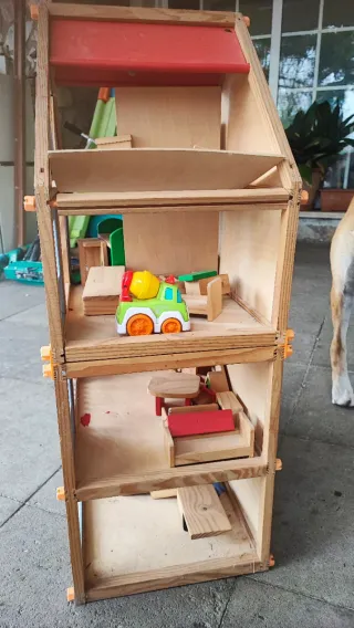 Casa de muñecas de madera