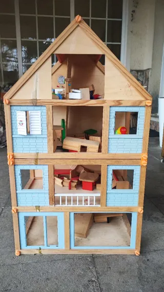 Casa de muñecas de madera